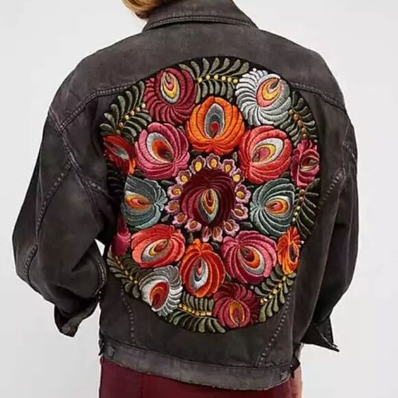 Gorgeous embroidered Jacket  - Picture 2 of 5